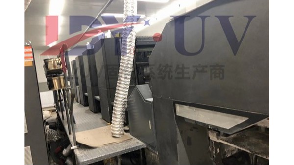 打破傳統(tǒng)膠印設(shè)備，UV膠印機(jī)高精度彩印。